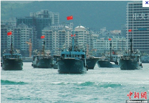 Hàng ngàn tàu cá Trung Quốc đã đổ ra Biển Đông để đánh bắt trong tháng này như một minh chứnh cho chính sách cậy đông hiếp yếu, ỷ lớn hiếp nhỏ mà Bắc Kinh đang sử dụng để độc chiếm Biển Đông.