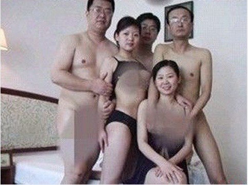 Một trong các bức ảnh trụy lạc, quần dâm của các quan chức tỉnh An Huy bị tung lên mạng internet.
