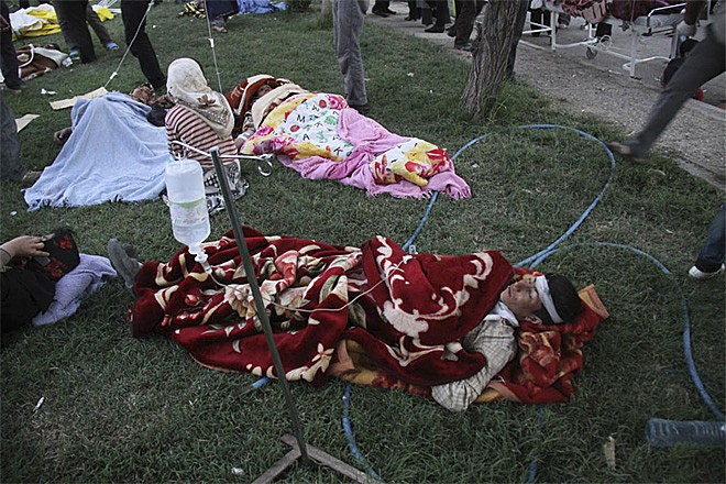 Nạn nhân của trận động đất kép nằm bên ngoài sân bệnh viện ở Ahar.