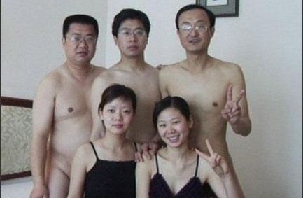 Ông Vương bị buộc tội là người dẫn đầu "bữa tiệc sex" trong các bức ảnh không tìm thấy bằng chứng rằng chúng đã bị photoshop.