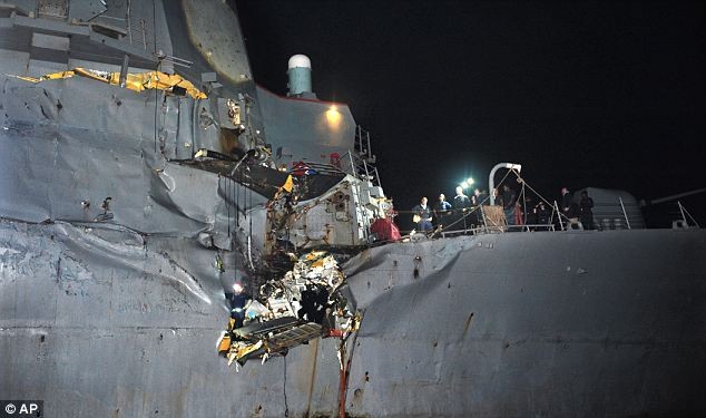 Các kỹ sư đang cố sửa chữa tàu USS Porter sau vụ va chạm.