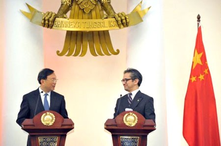 Bộ trưởng Ngoại giao Trung Quốc Dương Khiết Trì (trái) và Bộ trưởng Ngoại giao Indonesia Marty Natalegawa