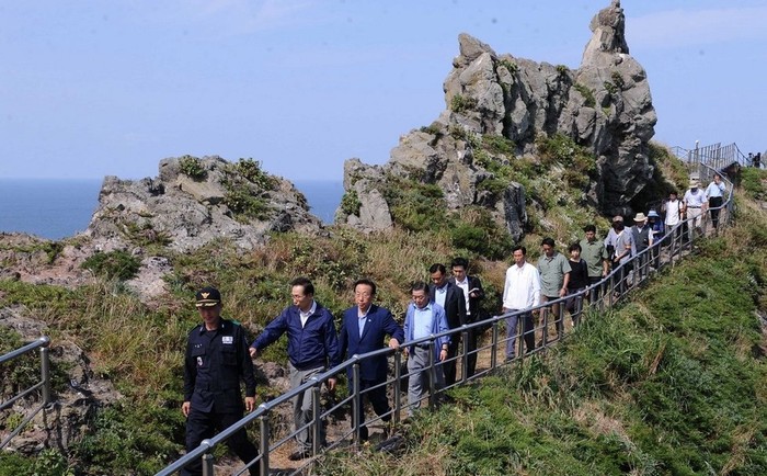 Tổng thống Lee và phái đoàn thị sát đảo Dokdo/Takeshima hôm 10/8.