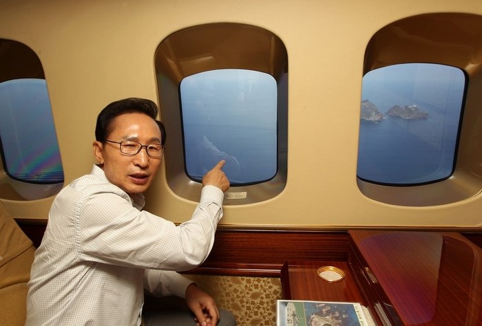 Tổng thống Lee trên phi cơ thăm đảo Dokdo/Takeshima.