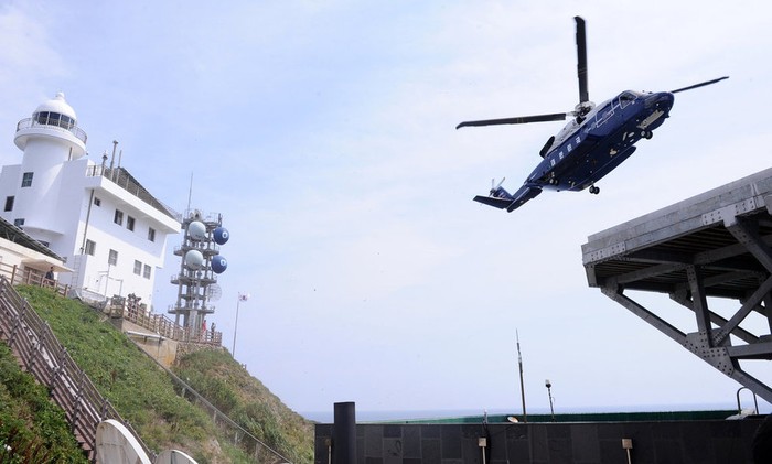 Trên đảo Dokdo/Takeshima có đội cảnh sát cùng viên chức chính quyền và nhân viên hải đăng người Hàn Quốc luân phiên nhau làm việc.