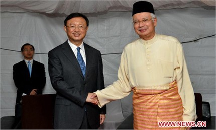 Ngoại trưởng Trung Quốc Dương Khiết Trì (trái) và Thủ tướng Malaysia Datuk Seri Najib Tun Razak. Ảnh Thời báo Hoàn cầu