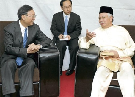 Thủ tướng Malaysia (phải) hội kiến với Ngoại trưởng Trung Quốc Dương Khiết Trì (trái) hôm 12/8.