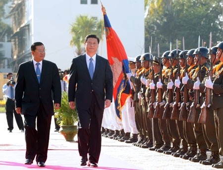 Phó Chủ tịch TQ Tập Cận Bình (phải) và Thủ tướng Campuchia Hun Sen tại Phnom Penh tháng 12/2009.