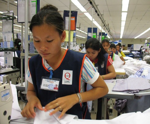 Người thợ may Campuchia có thu nhập 55 USD/tháng với số giờ làm việc là 48 tiếng/tuần.