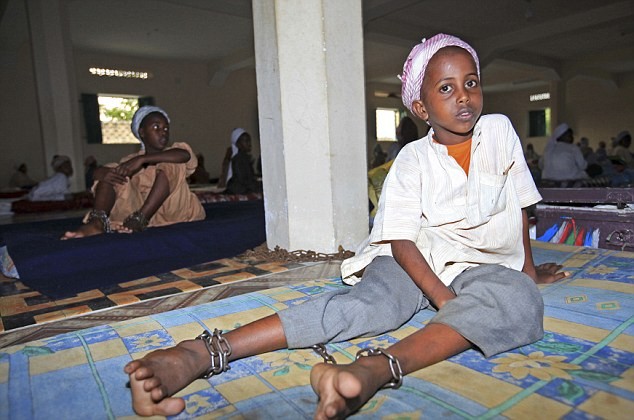 Một cậu bé Somali ngồi với đôi chân bị xích tại một trường tôn giáo ở huyện Waxar Ade, phía bắc thủ đô Mogadishu.