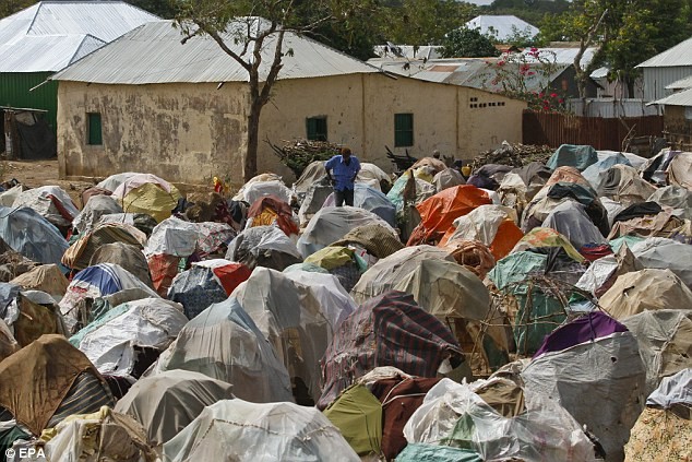 Trại của người di cư gần huyện Afgoye, cách 30 km về phía tây bắc của thủ đô Mogadishu, khi chính phủ tiến hành chiến dịch chống lại quân nổi dậy Al Shabaab