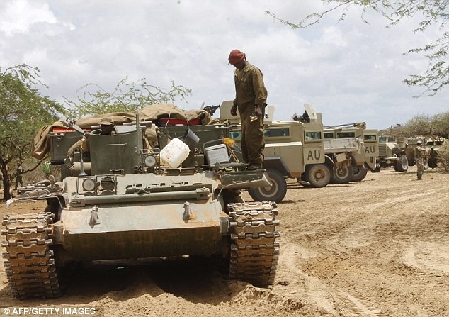 Một đoàn xe bọc thép đi qua đường KM50 đến thị trấn Merca, cách 88 km về phía bắc của Mogadishu, một khu vực trước đây bị điều khiển bởi các chiến binh Hồi giáo Al Shabaab