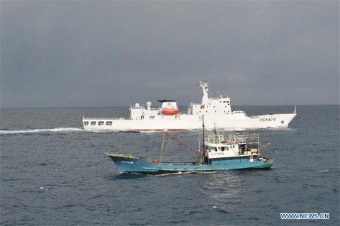 Tàu Ngư Chính 310 và một tàu cá Trung Quốc đánh cá trên Biển Đông. Ảnh: Xinhua