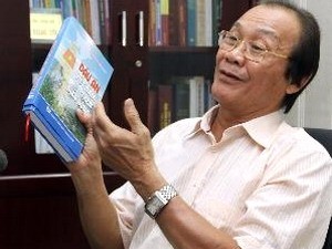 Tiến sỹ Trần Công Trục giới thiệu cuốn sách ’’Dấu ấn Việt Nam ở Biển Đông.’’ (Ảnh: Trọng Đức/TTXVN)