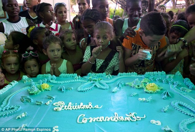 Trẻ em Havava háo hức mừng sinh nhật Chủ tịch Fidel Castro bên cạnh chiếc bánh ga-tô khổng lồ.