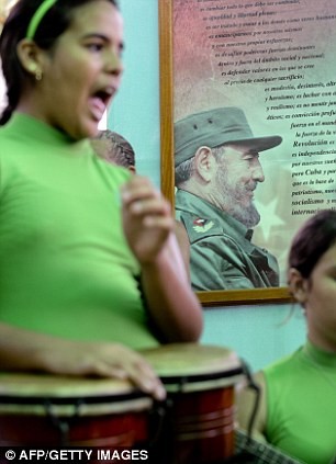 Trẻ em hát bài bát sinh nhật mừng Chỉ tịch Fidel Castro 86 tuổi.