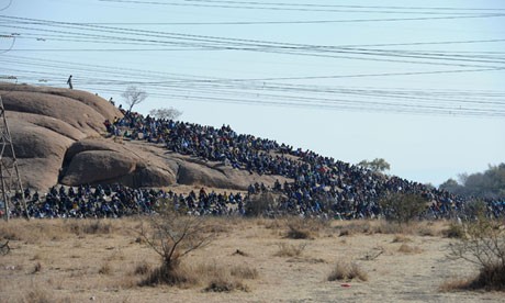 Công nhân mỏ khai thác bạch kim biểu tình bên ngoài khu mỏ Marikana hôm 14/8.