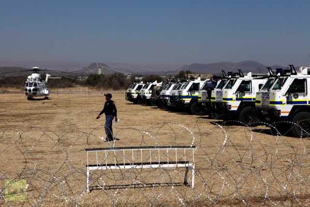Cảnh sát Nam Phi tăng cường hoạt động gần nơi diễn ra cuộc biểu tình. Ảnh chụp ngày 14/8.