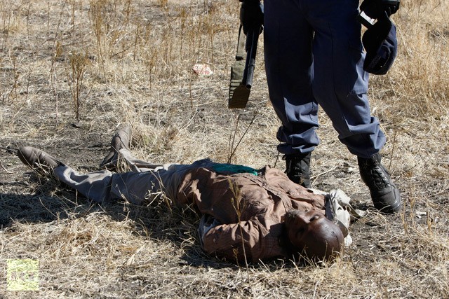 Thi thể của một trong số những người biểu tình được phát hiện cách không xa khu mỏ hôm 14/8.