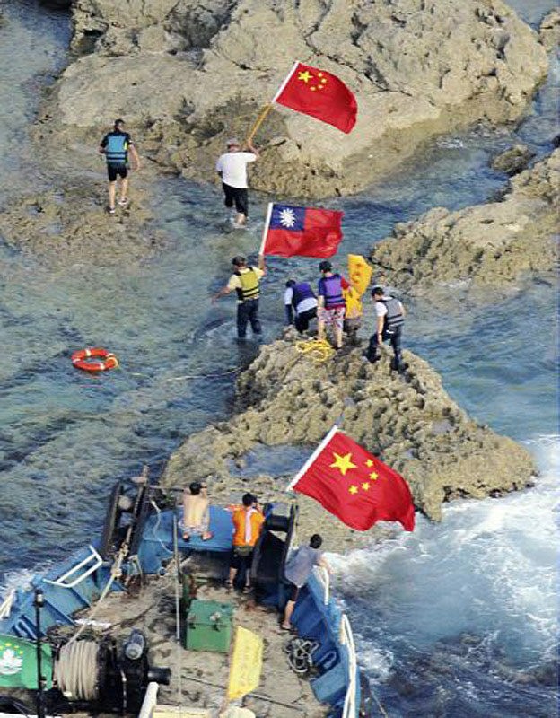 Nhóm người Hồng Kông tranh thủ mang cờ Trung Quốc, Đài Loan lên đảo trước khi bị bắt giữ vì nhập cảnh trái phép.