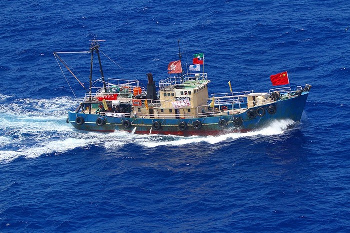 Tàu cá Khởi Phong 2 cắm cờ Trung Quốc, Hồng Kông, Đài Loan, Ma Cao kéo ra Senkaku
