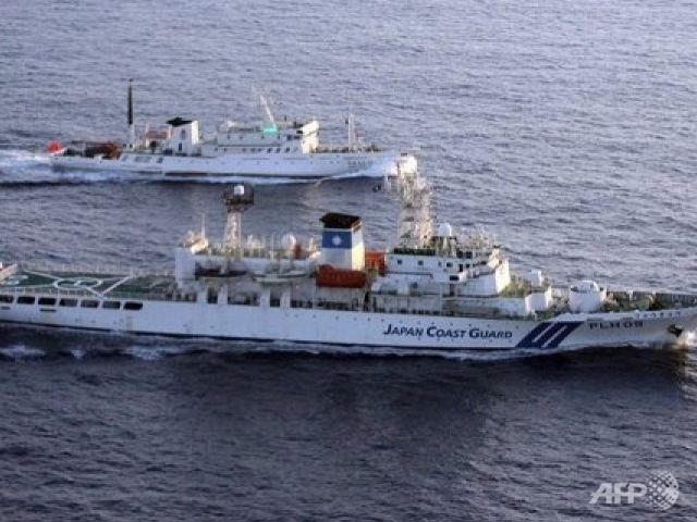 Tàu của Cảnh sát biển Nhật Bản giám sát một tàu dân sự Trung Quốc gần quần đảo tranh chấp Senkaku/Điếu ngư tháng 8/2012.