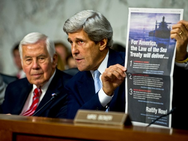 Chủ tịch Ủy ban Đối ngoại Thượng viện Mỹ John Kerry ngày 24-5 trình bày các quan điểm ủng hộ phê chuẩn UNCLOS. Ảnh: Defense.gov.