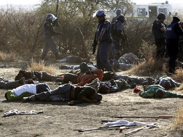 Những thi thể người biểu tình nằm bất động trên đất sau cuộc đụng độ với cảnh sát.