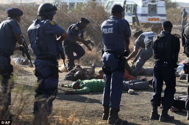 Cuộc đụng độ bạo lực giữa cảnh sát và người biểu tình bên ngoài mỏ bạch kim Marikana. Tính tới ngày 15/8, 3000 cảnh sát được trang bị thiết bị chống bạo động với sự hỗ trợ của trực thăng đã được huy động tới khu mỏ.