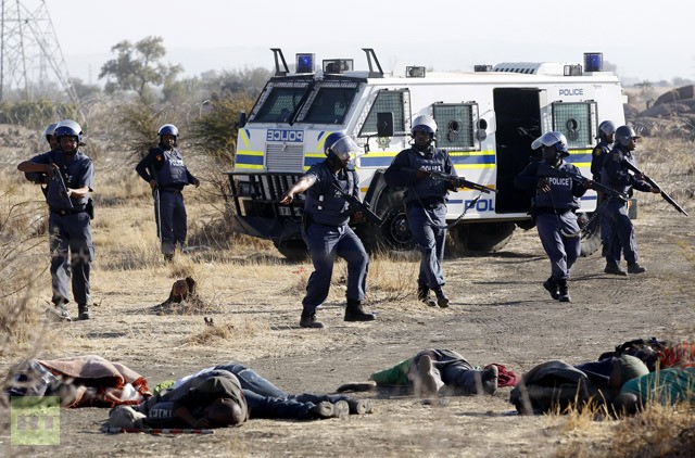 Theo đoạn video được phát sóng trên Đài truyền hình Nam Phi, cuộc đụng độ kéo dài trong khoảng 30 phút. Cảnh sát đã dùng súng trường và súng lục bắn về phía những người biểu tình.