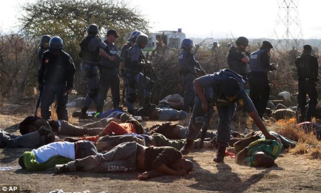 "Liên minh Dân chủ" còn cho rằng hoạt động trên của cảnh sát là một trong những hoạt động đẫm máu nhất ở Nam Phi kể từ khi kết thúc chủ nghĩa phân biệt chủng tộc