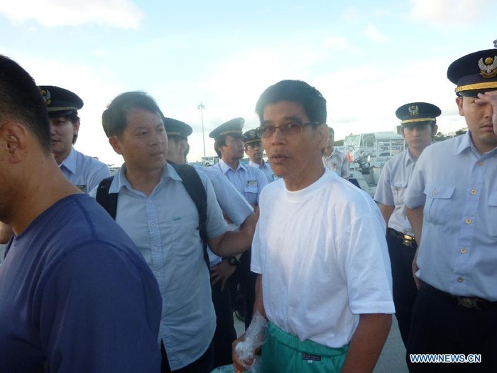 Một trong 14 người Hồng Kông bị cảnh sát biển Nhật Bản bắt giữ chuẩn bị lên máy bay ở Naha trở về Hồng Kông .