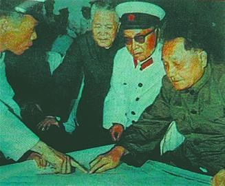 Đặng Tiểu Bình (phải) và nhóm chỉ huy đánh chiếm Hoàng Sa năm 1974