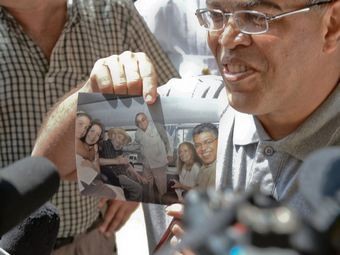 Ông Elias Jaua khoe bức ảnh mới chụp chung với Chủ tịch Fidel. Ảnh AFP