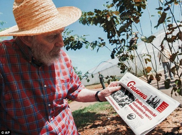 Chủ tịch Fidel cầm tờ báo xuất bản hôm thứ Sáu tuần trước để chứng minh rằng ông vẫn hoàn toàn khỏe mạnh.