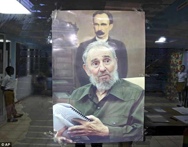 Bức ảnh cho thấy Chủ tịch Fidel xuất hiện tại một trạm bỏ phiếu ở Havana hôm 21/10.