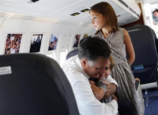 Mitt Romney ôm cháu trai Nash và cháu gái Gracie trong chuyến đi tới thành phố Salt Lake ngày 18/9/2012.