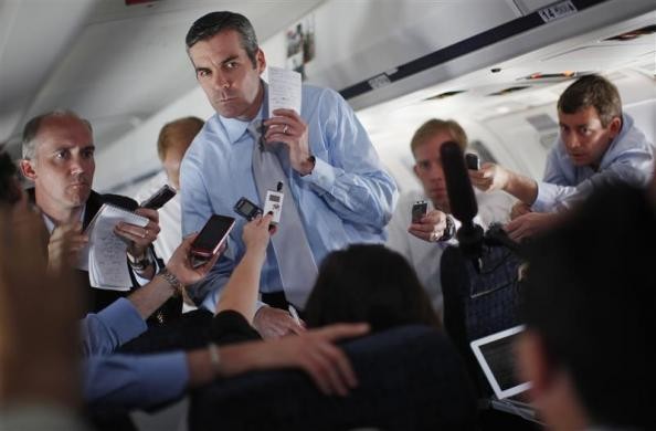 Kevin Madden, cố vấn cao cấp của Mitt Romney lắng nghe các câu hỏi của phóng viên trên máy bay khi đang tới Salt Lake, Utah ngày 18/9/2012.