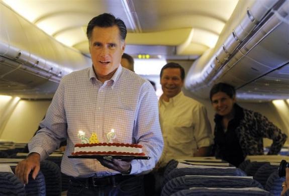 Ông Romney mang chiếc bánh sinh nhật không báo trước tặng phóng viên tờ Los Angeles Times, Maeva Reston, trên máy bay của ông ở Jacksonville, Florida ngày 30/1/2012.