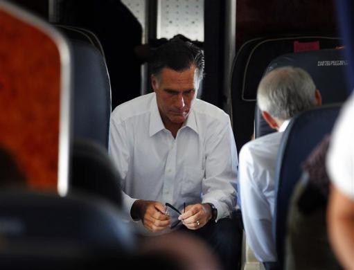 Mitt Romney trò chuyện với Rob Portman trên đường tới Denver tham gia cuộc tranh luận đầu tiên với ông Obama hôm 1/10/2012.