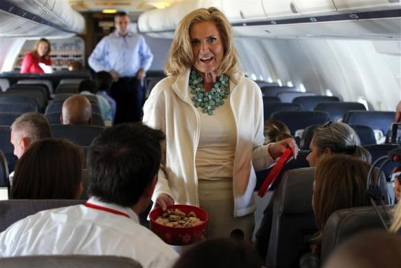 Bà Ann Romney chia bánh nướng cho các phóng viên có mặt trên chiếc máy bay tranh cử của chồng trên đường tới Tampa ngày 28/8/2012.