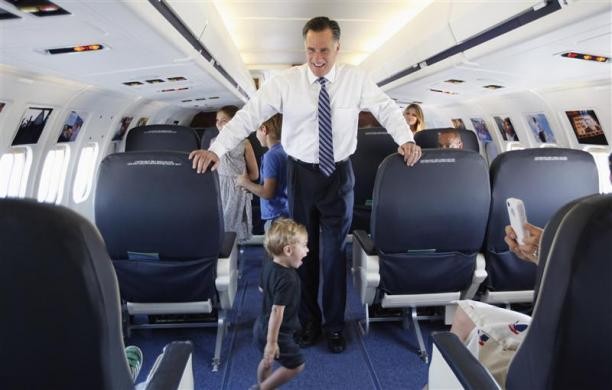 Ông Romney trông cậu cháu Sawyer đang chạy nhảy trên máy bay trong chuyến đi tới Salt Lake ngày 18/9/2012.