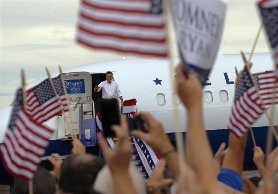Làn sóng người ủng hộ chào đón ông Romney tại sân bay ở Pueblo, Colorado ngày 24/9/2012.