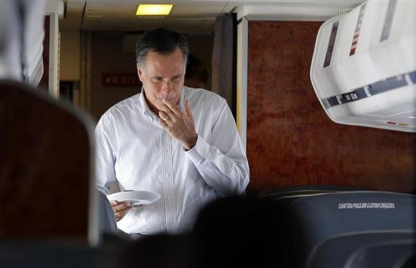 Ông Mitt Romney mang đĩa bánh sandwich quay trở lại chỗ ngồi trên máy bay khi đang hướng tới Las Vegas ngày 21/9/2012.