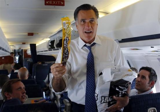 Ông Mitt Romney cầm gói đồ ăn nhẹ trên máy bay của mình tại sân bay ở Philadelphia ngày 28/9/2012.