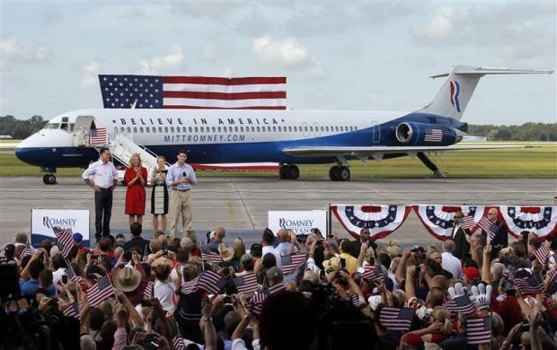 Ông Romney trong một buổi mít tinh trước máy bay ở Lakeland, Florida, ngày 31/8/2012.