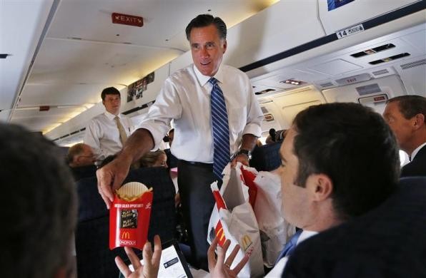 Mitt Romney chia khoai tây chiên kiểu Pháp của McDonald cho các phóng viên trên máy bay của ông khi đang rời Weyers Cave, Virginia ngày 8/10/2012.