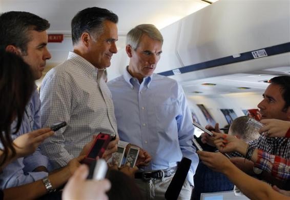 Mitt Romney cùng Thượng nghị sĩ Rob Portman và Cố vấn cấp cao Kevin Madden nói chuyện với các phóng viên trên máy bay tới Denver ngày 23/9/2012.