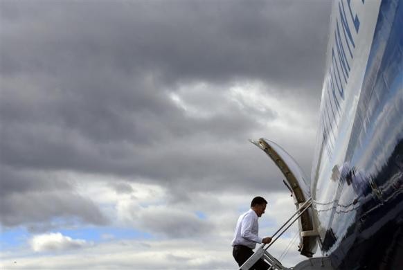 Mitt Romney lên máy bay ở Bedford, Massachusetts ngày 1/10/2012.