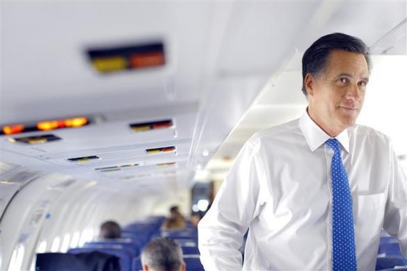 Mitt Romney trò chuyện với các phóng viên trên máy bay trước khi rời Columbus, Ohio ngày 6/3/2012.
